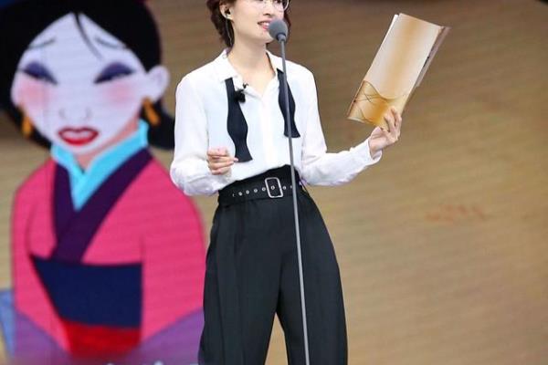 粉色卫衣怎么穿搭好看.