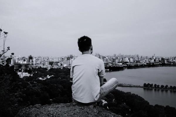 狗城这首歌表达什么意思.