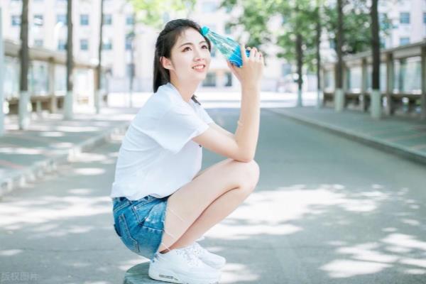 女士短上衣英语怎么说.