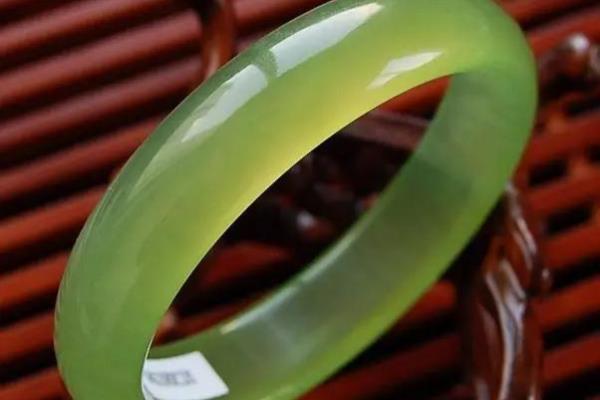天然岫玉手镯20一个贵吗.