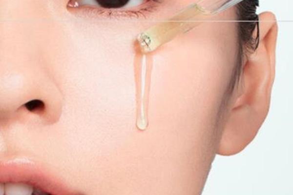 赫莲娜绿宝瓶精华可以叠加色修吗.