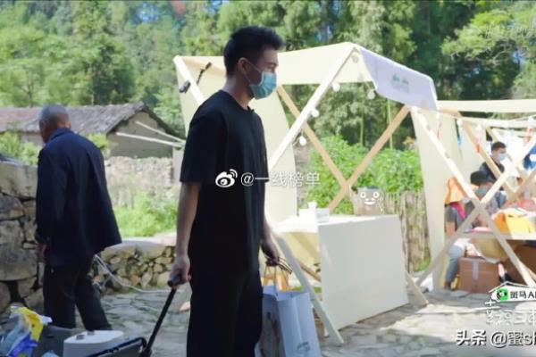 cl红底平底鞋和华伦天奴哪个好.