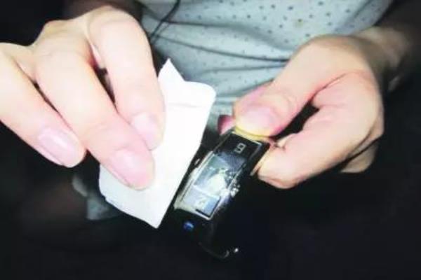 手表镜面有划痕如何修复.
