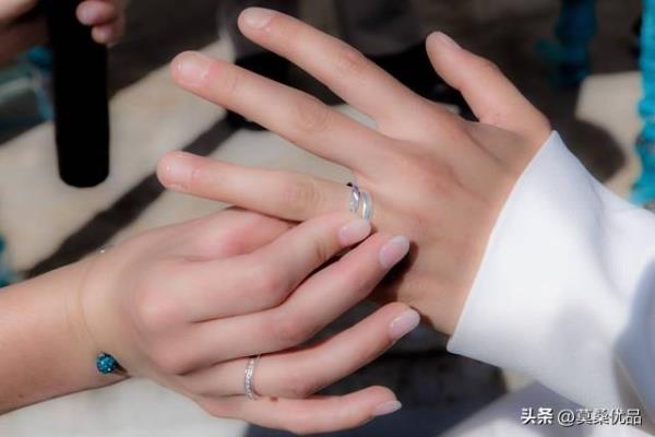已婚女士戒指戴左手还是右手.