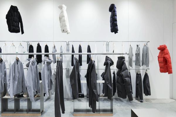 迪桑特羽绒服s码穿多少斤.