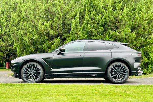 阿斯顿马丁suv707怎么驾驶.