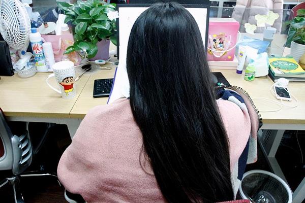 头上长包硬硬的凸起怎么回事.