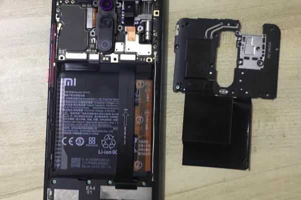 红米手机后盖拆卸方法.