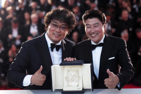 韩国第一个获得国际大奖戛纳电影节导演奖的导演是.