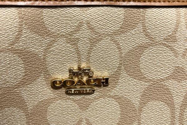 蔻驰女包价格值钱吗.