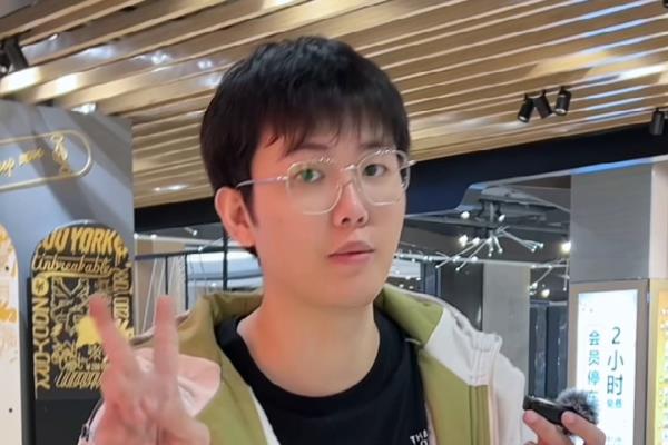 罗意威几何包mini还是香奈儿垃圾袋.
