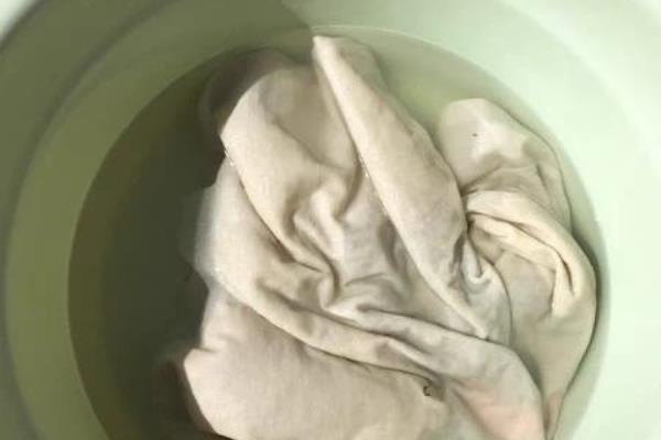 衣服放柜子里发黄了怎么能洗掉.