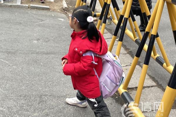 30斤重的孩子背上8斤大书包
