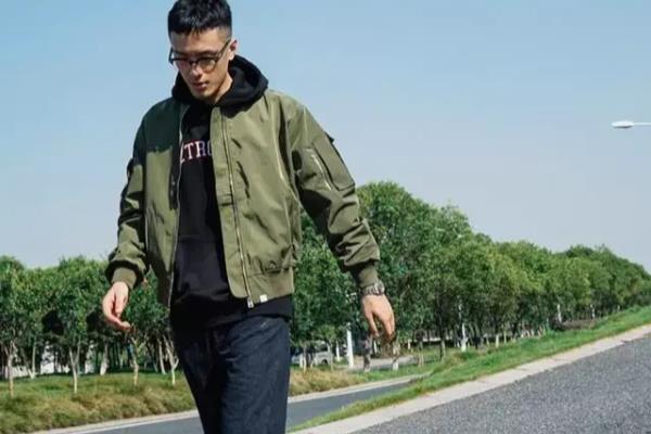 男飞行服如何搭配好看.
