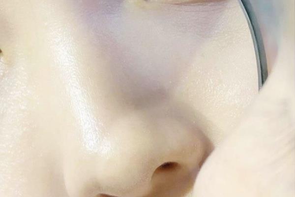 赫莲娜臻白淡斑精华和小灯泡哪个更好