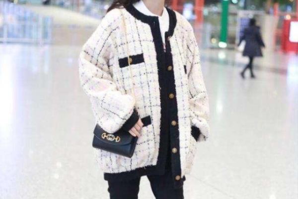 皮毛一体小香风外套怎么搭配.