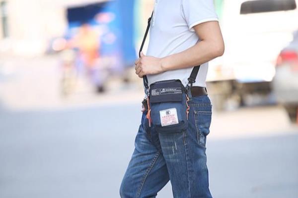 斜挎包男怎么背.