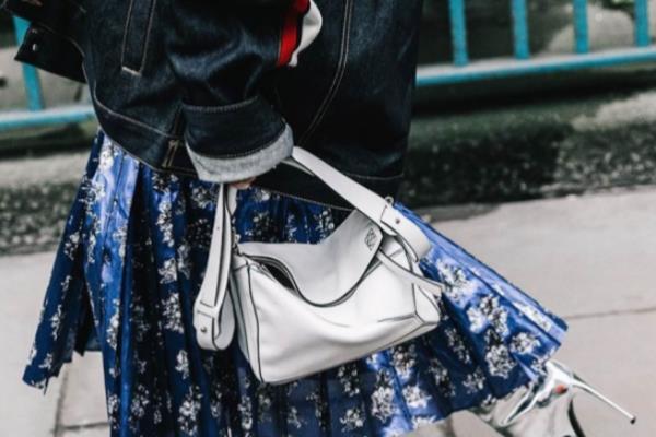 白色皮包染色怎么去除小窍门.