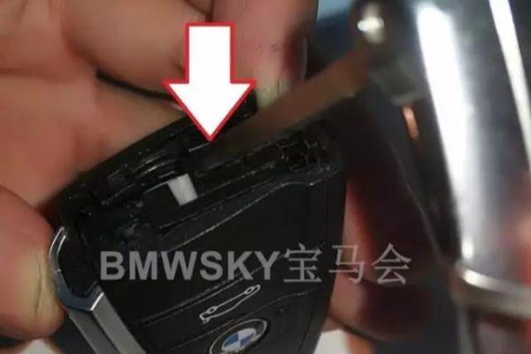 宝马车钥匙怎么换电池.