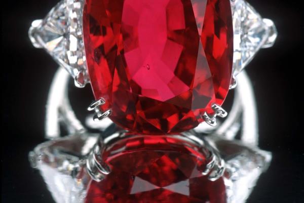 钻石与宝石哪一个值钱.