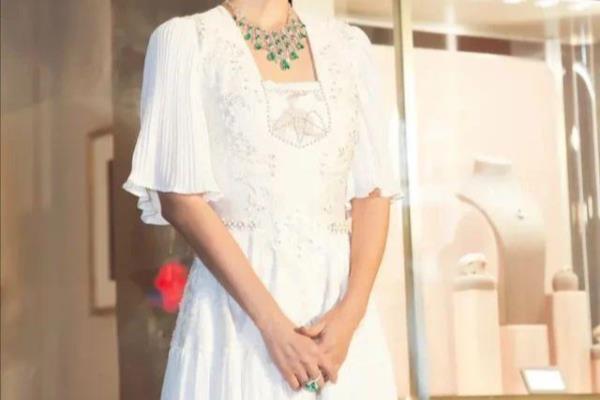 白色v领裙子配什么项链好看.