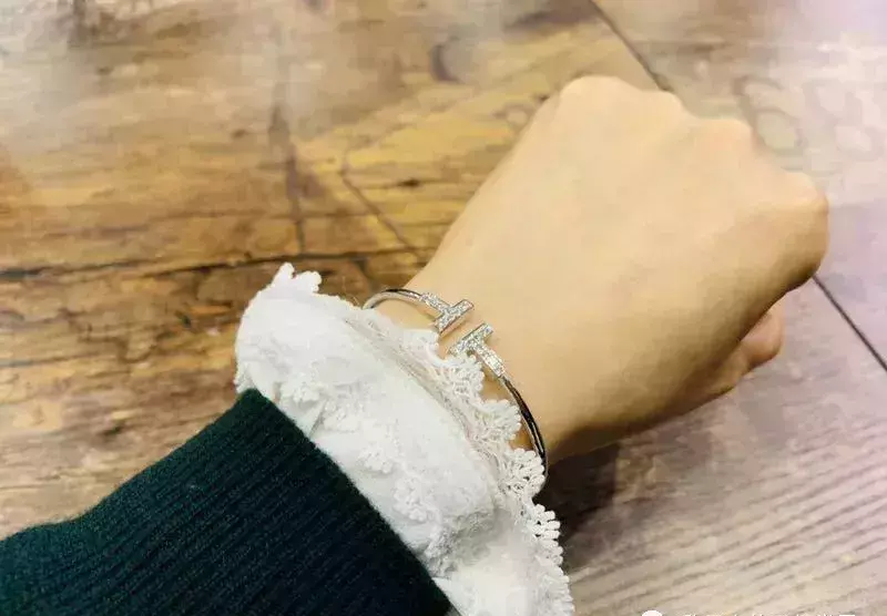 卡地亚白金满钻手镯价格(12)